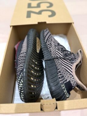 NIB Adidas Yeezy Boost 350 V2 Kids Yecheil Size 2.5Y EU 34